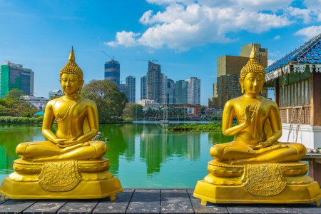 Téléchargez les photos : Statues bouddha dorées au temple bouddhiste Gangarama Seema Malakaya à Colombo, Sri Lanka. - en image libre de droit