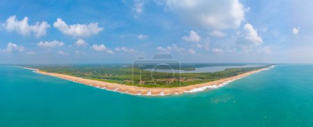 Téléchargez les photos : Vue aérienne de la plage de Medaketyia au Sri Lanka. - en image libre de droit