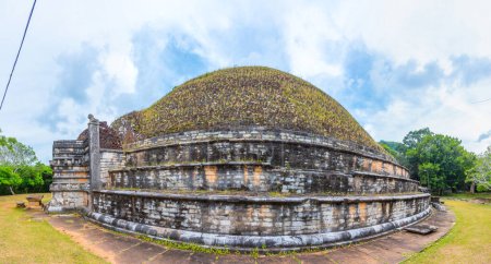 Foto de Kantaka Cetiya stupa en el sitio budista Mihintale en Sri Lanka. - Imagen libre de derechos