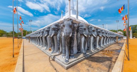 Téléchargez les photos : Sculpture d'éléphants à abhayagiri dagoba à Anuradhapura au Sri Lanka. - en image libre de droit