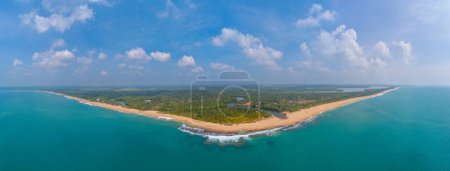 Téléchargez les photos : Vue aérienne de la plage de Medaketyia au Sri Lanka. - en image libre de droit