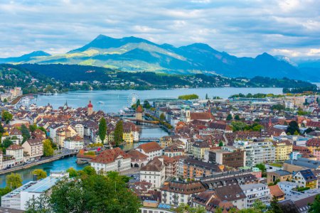 Téléchargez les photos : Vue panoramique de Lucerne depuis le palais de Guetsch. - en image libre de droit
