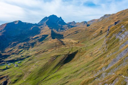 Téléchargez les photos : Panorama des Alpes sur le village de Grindelwald en Suisse. - en image libre de droit
