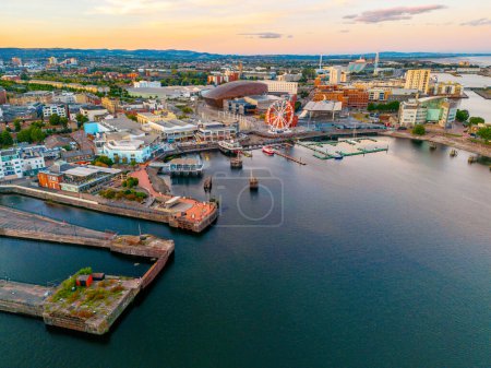 Téléchargez les photos : Coucher de soleil vue panoramique sur la baie de Cardiff au Pays de Galles. - en image libre de droit