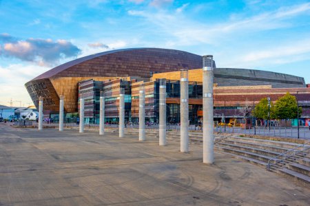 Téléchargez les photos : Roald Dahl Plass and Wales Millennium Centre à Cardiff, capitale galloise. - en image libre de droit