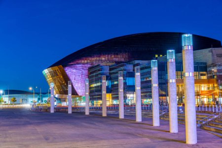 Téléchargez les photos : Vue de nuit de Roald Dahl Plass and Wales Millennium Centre à Cardiff, capitale galloise. - en image libre de droit