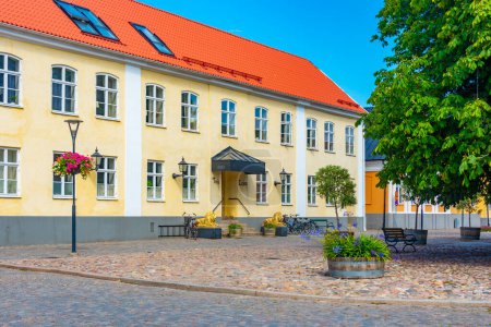 Téléchargez les photos : Rue traditionnelle colorée dans la ville suédoise Trelleborg. - en image libre de droit