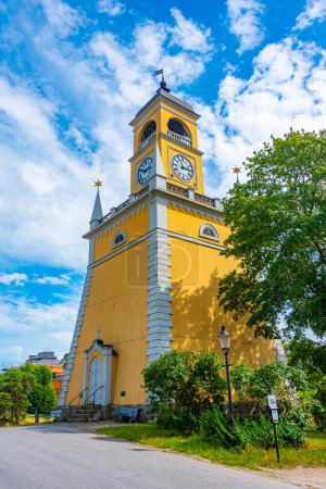 Téléchargez les photos : Tour de l'horloge jaune à Karlskrona, Suède.. - en image libre de droit