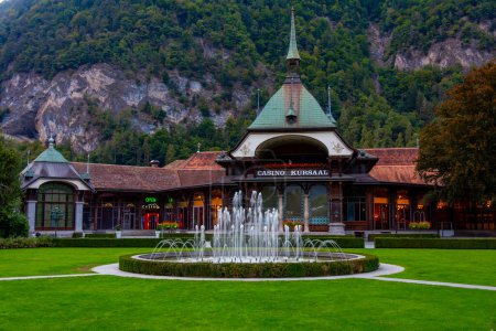 Téléchargez les photos : Coucher de soleil sur le casino Interlaken en Suisse. - en image libre de droit