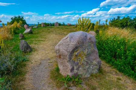 Téléchargez les photos : Runestone situé dans le musée Foteviken en Suède. - en image libre de droit