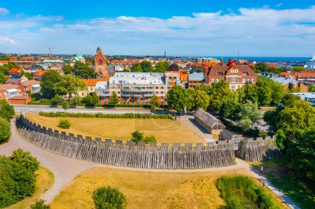 Téléchargez les photos : Trelleborgen, une forteresse viking en bois à Trelleborg, Suède. - en image libre de droit