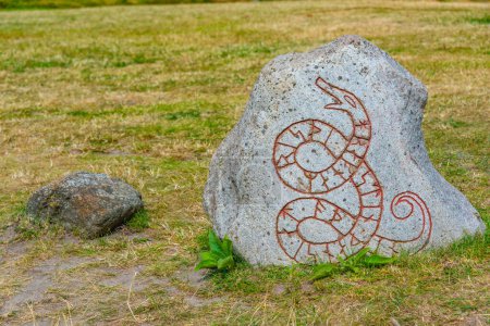 Téléchargez les photos : Runestone situé dans le musée Foteviken en Suède. - en image libre de droit