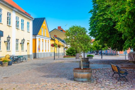 Téléchargez les photos : Rue traditionnelle colorée dans la ville suédoise Trelleborg. - en image libre de droit