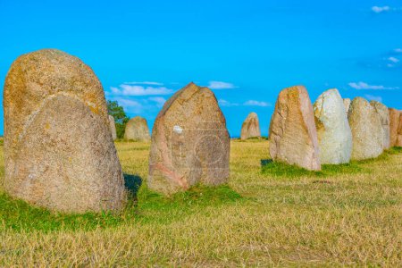Téléchargez les photos : Monument mégalithique de Ales stenar sur la côte suédoise. - en image libre de droit