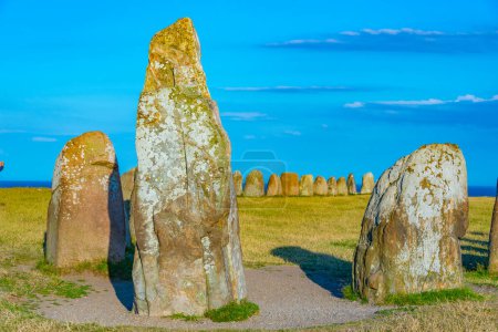 Téléchargez les photos : Monument mégalithique de Ales stenar sur la côte suédoise. - en image libre de droit