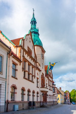 Téléchargez les photos : Hôtel de ville dans la ville suédoise Karlshamn. - en image libre de droit