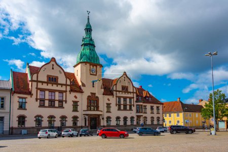 Téléchargez les photos : Hôtel de ville dans la ville suédoise Karlshamn. - en image libre de droit