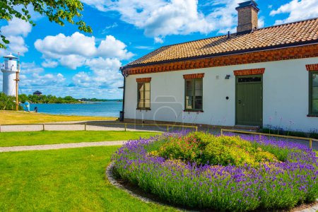Téléchargez les photos : Phare dans les bâtiments portuaires traditionnels de Karlshamn, Suède.. - en image libre de droit