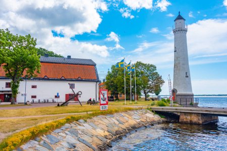 Téléchargez les photos : Phare dans les bâtiments portuaires traditionnels de Karlshamn, Suède.. - en image libre de droit
