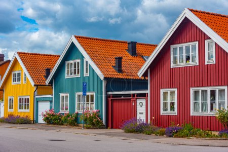 Foto de Casas de madera de colores en la ciudad sueca Karlskrona. - Imagen libre de derechos