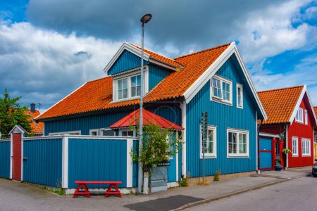 Téléchargez les photos : Maisons en bois coloré dans la ville suédoise Karlskrona. - en image libre de droit