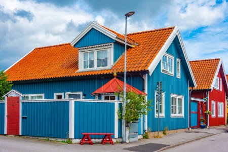 Téléchargez les photos : Maisons en bois coloré dans la ville suédoise Karlskrona. - en image libre de droit