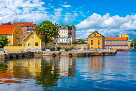 Téléchargez les photos : Bâtiments portuaires traditionnels à Karlskrona, Suède.. - en image libre de droit