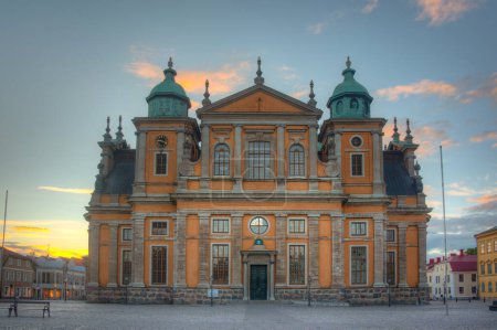 Téléchargez les photos : Coucher de soleil sur la cathédrale de Kalmar en Suède. - en image libre de droit