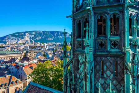 Téléchargez les photos : Vue aérienne des bâtiments historiques de la ville suisse Genève, Suisse. - en image libre de droit