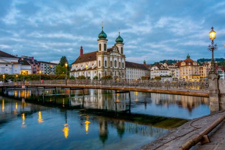 Téléchargez les photos : Vue de nuit de l'église Saint François Xavier à Luzern. - en image libre de droit