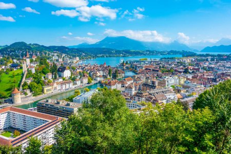 Téléchargez les photos : Vue panoramique de Lucerne depuis le palais de Guetsch. - en image libre de droit