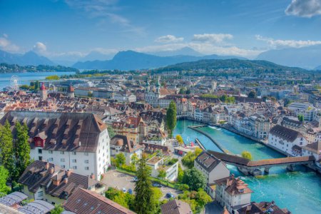 Luftaufnahme der Schweizer Stadt Luzern und der Jesuitenkirche.