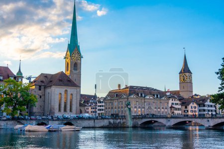 Téléchargez les photos : Vue panoramique du centre-ville historique de Zuerich avec la célèbre église Fraumuenster et la rivière Limmat par une journée ensoleillée, Suisse. - en image libre de droit