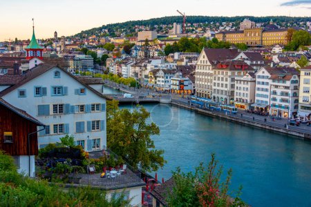 Téléchargez les photos : Coucher de soleil sur la rivière Limmat avec bâtiment universitaire ETH à Zurich, Suisse. - en image libre de droit