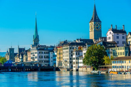 Téléchargez les photos : Vue panoramique du centre historique de Zuerich en Suisse. - en image libre de droit