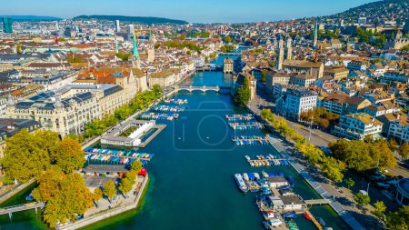 Téléchargez les photos : Vue aérienne du bord de la rivière suisse Limmat à Zuerich. - en image libre de droit
