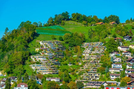 Foto de Viviendas residenciales incorporadas en la ladera de una colina en Thun, Suiza. - Imagen libre de derechos