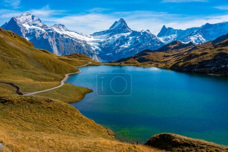 Foto de Vista panorámica de Bachsee en los Alpes suizos. - Imagen libre de derechos