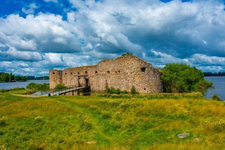 Téléchargez les photos : Ruine du château de Kronoberg près de Vaxjo en Suède
. - en image libre de droit
