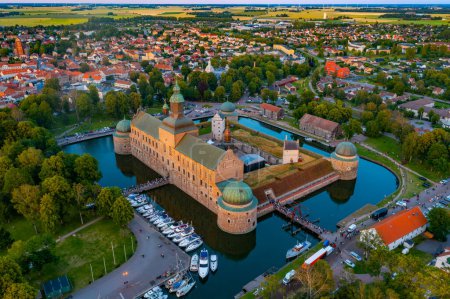 Sonnenuntergang Luftaufnahme der schwedischen Stadt Vadstena und seiner Burg.