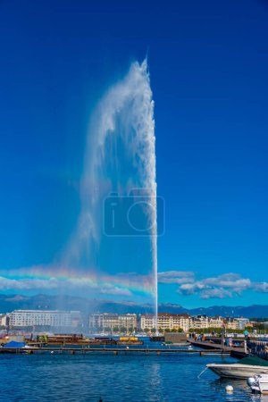 Téléchargez les photos : Fontaine Jet d'eau dans la ville suisse Genève. - en image libre de droit