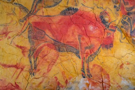 Téléchargez les photos : Santillana del Mar, Espagne, 12 juin 2022 : Peintures rupestres à la réplique de la grotte d'Altamira à Santillana del Mar en Espagne. - en image libre de droit