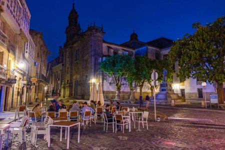 Foto de Santiago de Compostela, España, 10 de junio de 2022: Vista nocturna de la plaza Praza de Mazarelos en Santiago de Compostela, España. - Imagen libre de derechos