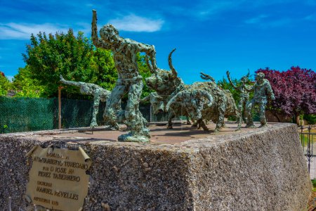 Téléchargez les photos : Turegano, Espagne, 7 juin 2022 : Statue d'Encierro représentant des personnes courant devant des taureaux dans le village espagnol Turegano. - en image libre de droit