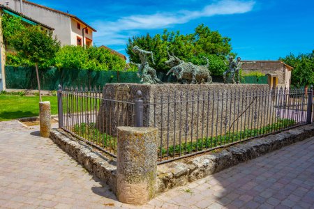 Téléchargez les photos : Turegano, Espagne, 7 juin 2022 : Statue d'Encierro représentant des personnes courant devant des taureaux dans le village espagnol Turegano. - en image libre de droit