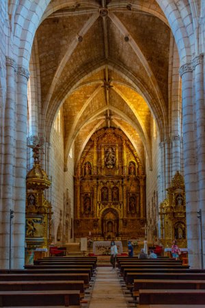Téléchargez les photos : Covarrubias, Espagne, 4 juin 2022 : Intérieur de l'église San Cosme et San Damian dans la ville espagnole Covarrubias. - en image libre de droit