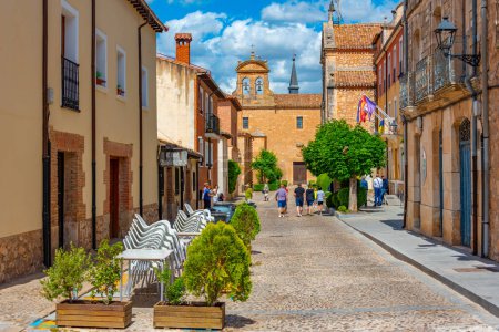 Téléchargez les photos : Lerma, Espagne, 4 juin 2022 : Rue médiévale dans la vieille ville de Lerma, Espagne. - en image libre de droit