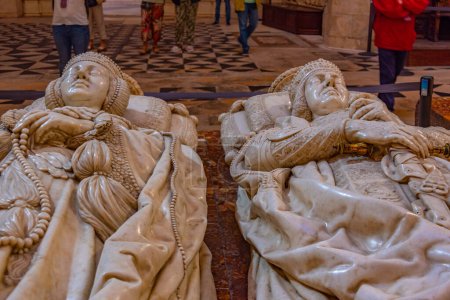Téléchargez les photos : Burgos, Espagne, 4 juin 2022 : Tombeau d'El Cid à la cathédrale de la ville espagnole Burgos. - en image libre de droit