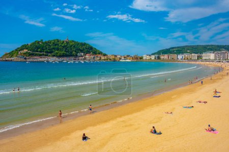 Téléchargez les photos : San Sebastian, Espagne, 2 juin 2022 : Les gens profitent d'une journée ensoleillée à la plage de La Concha à San Sebastian, Espagne. - en image libre de droit