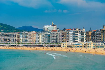 Téléchargez les photos : San Sebastian, Espagne, 2 Juin 2022 : Hôtels derrière la plage de La Concha à San Sebastian, Espagne. - en image libre de droit